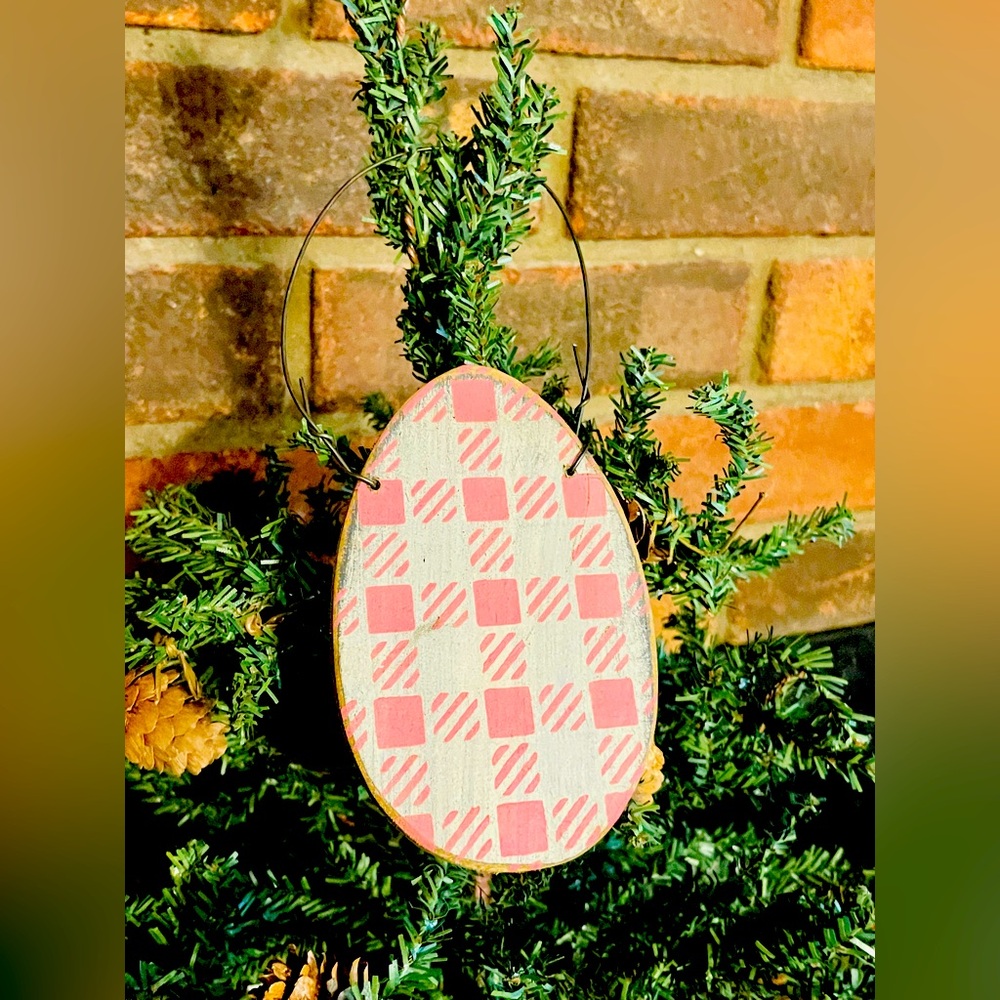 *Primitive Pink Gingham Check Distressed Wooden Egg Ornament